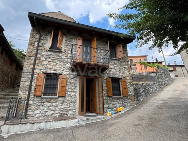 appartamento in vendita a Ventasso in zona Cinquecerri