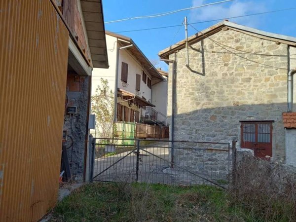 casa indipendente in vendita a Ventasso in zona Piolo
