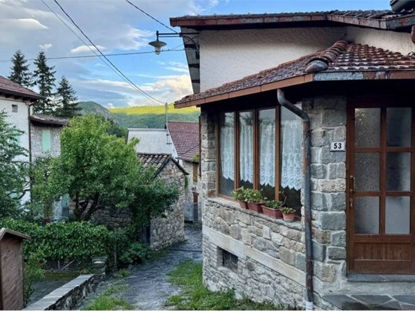 casa indipendente in vendita a Ventasso in zona Marmoreto