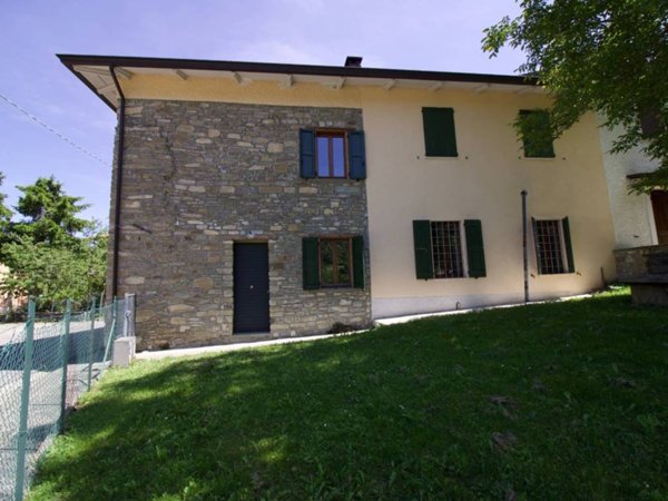 casa indipendente in vendita a Ventasso in zona Castagneto