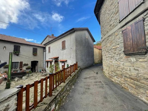 casa indipendente in vendita a Ventasso in zona Cerreto Alpi