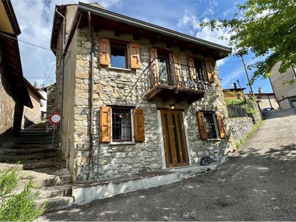 casa indipendente in vendita a Ventasso in zona Busana