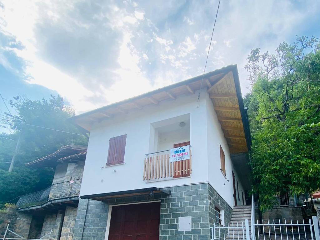 casa indipendente in vendita a Ventasso in zona Acquabona
