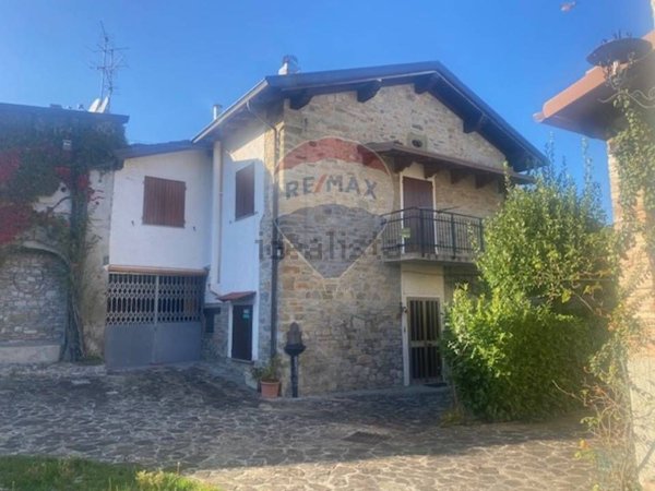 casa indipendente in vendita a Ventasso in zona Ramiseto