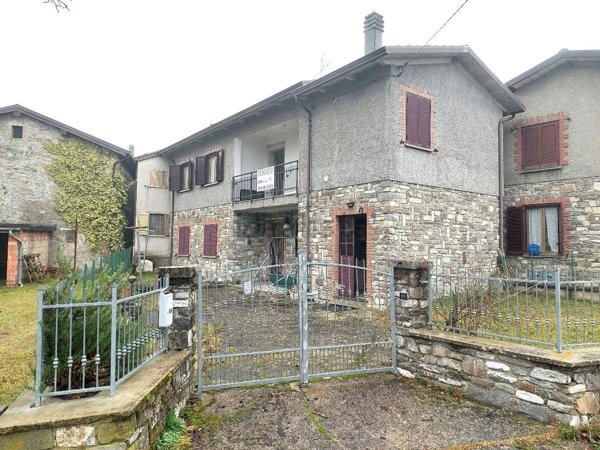 casa indipendente in vendita a Ventasso in zona Fornolo