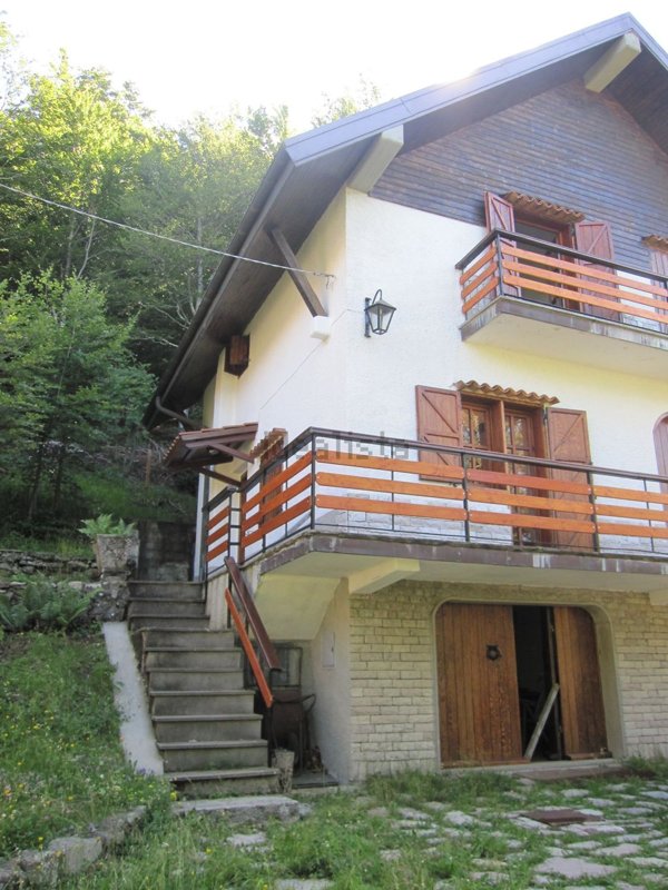 casa indipendente in vendita a Ventasso in zona Cerreto Laghi