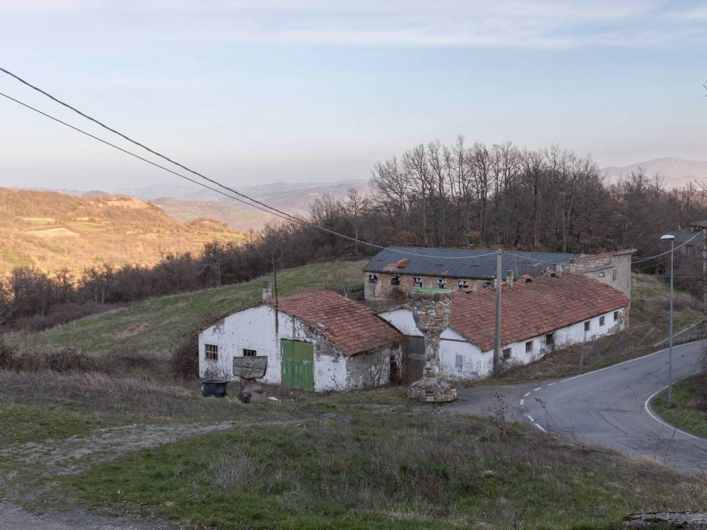 locale commerciale in vendita a Ventasso in zona Cervarezza