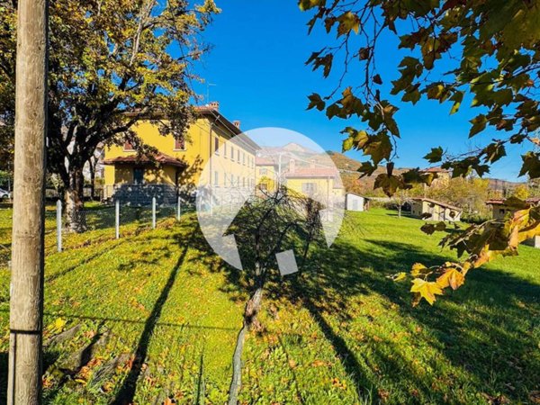 appartamento in vendita a Ventasso in zona Cinquecerri