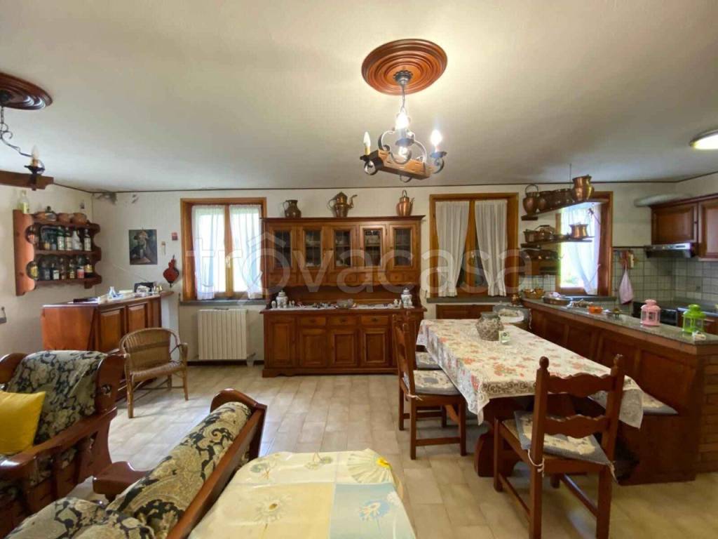 appartamento in vendita a Ventasso in zona Cinquecerri