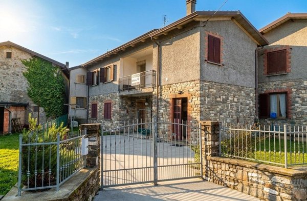 casa indipendente in vendita a Ventasso in zona Fornolo