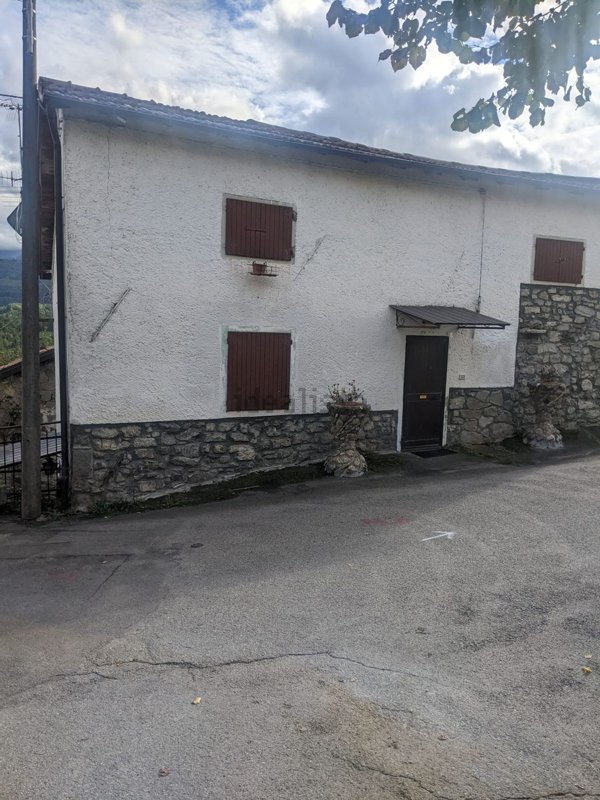 quadrivano in vendita a Ventasso in zona Cinquecerri
