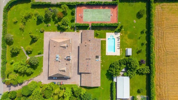 casa indipendente in vendita a Carpi in zona Centro Storico