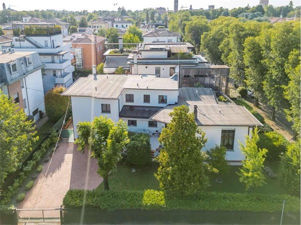 casa indipendente in vendita a Carpi in zona Centro Storico