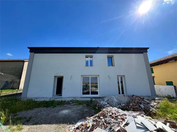 casa indipendente in vendita a Carpi