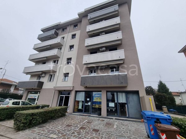 negozio in vendita a Carpi in zona Quartirolo