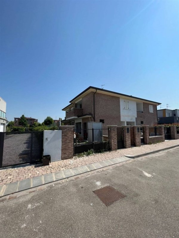 casa indipendente in vendita a Carpi in zona Centro Storico