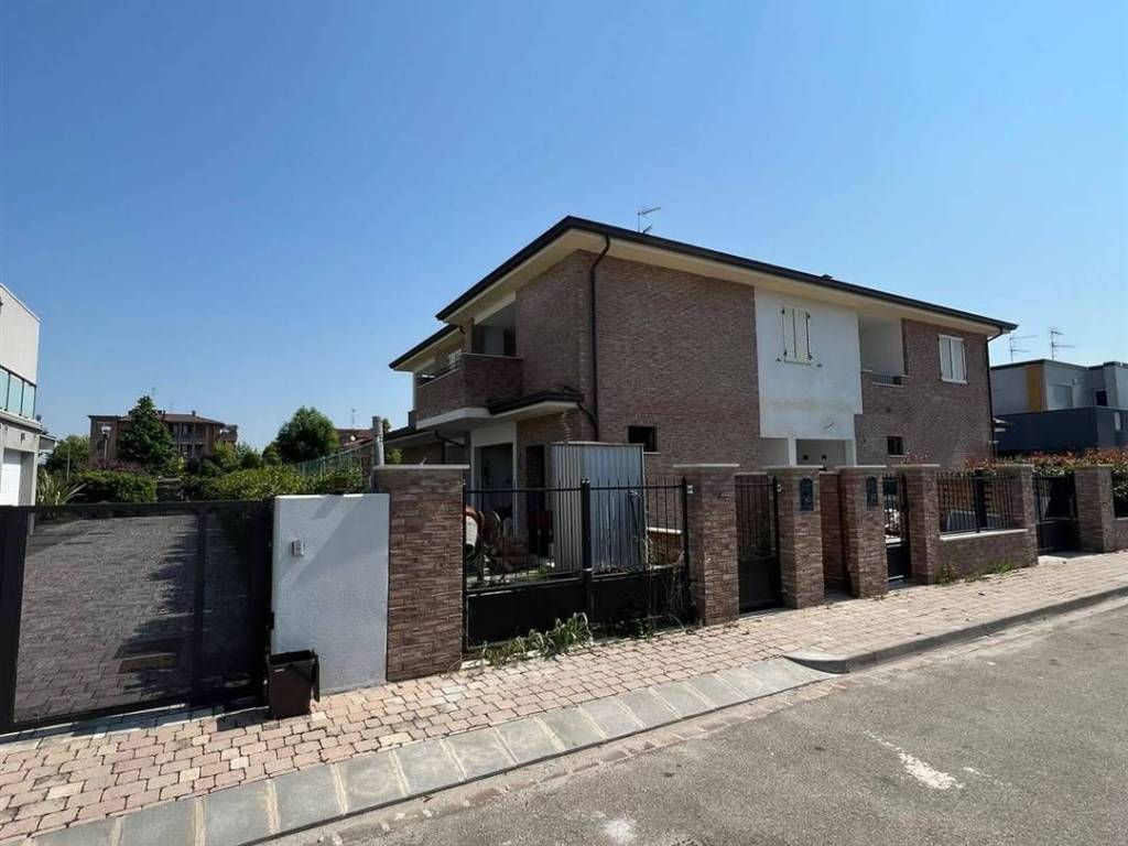 casa indipendente in vendita a Carpi in zona Quartirolo