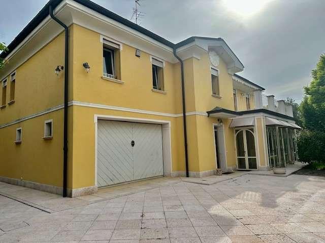 casa indipendente in vendita a Carpi in zona Cibeno Pile