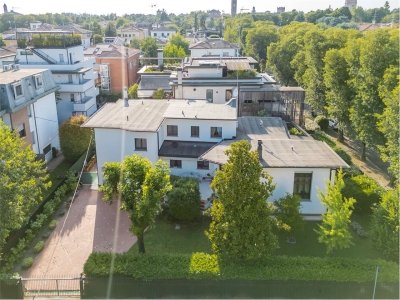 casa indipendente in vendita a Carpi in zona Centro Storico