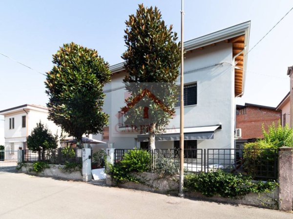 casa indipendente in vendita a Carpi