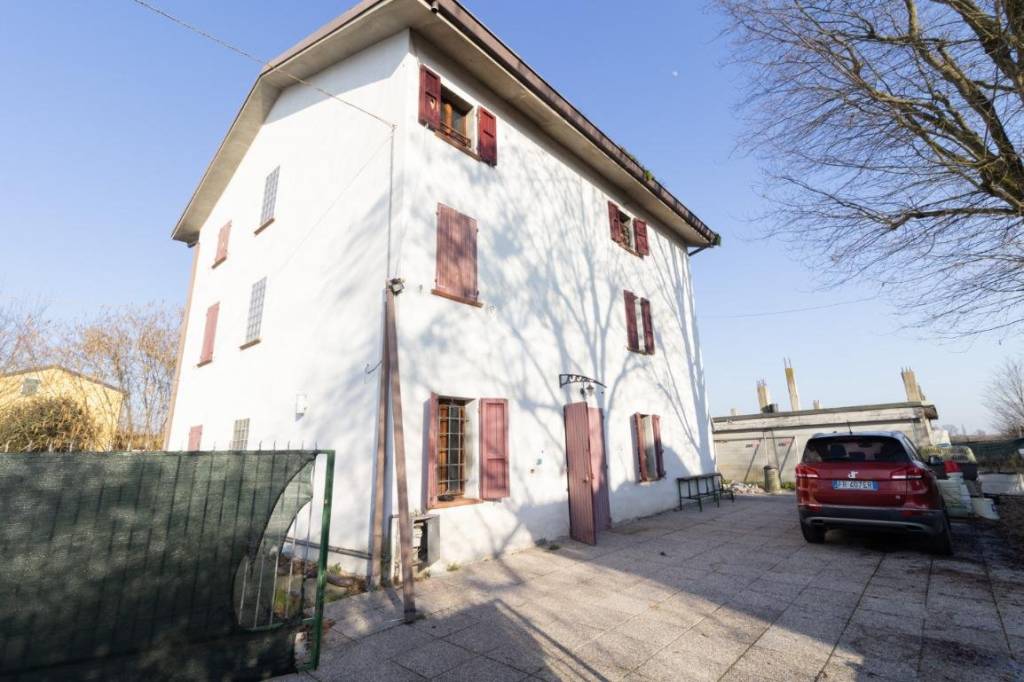 casa indipendente in vendita a Carpi in zona Cortile