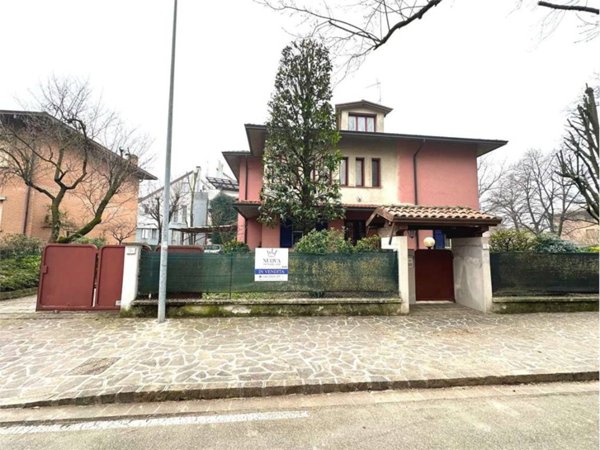 casa indipendente in vendita a Carpi in zona Centro Storico