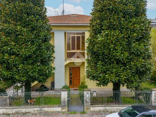 casa indipendente in vendita a Carpi