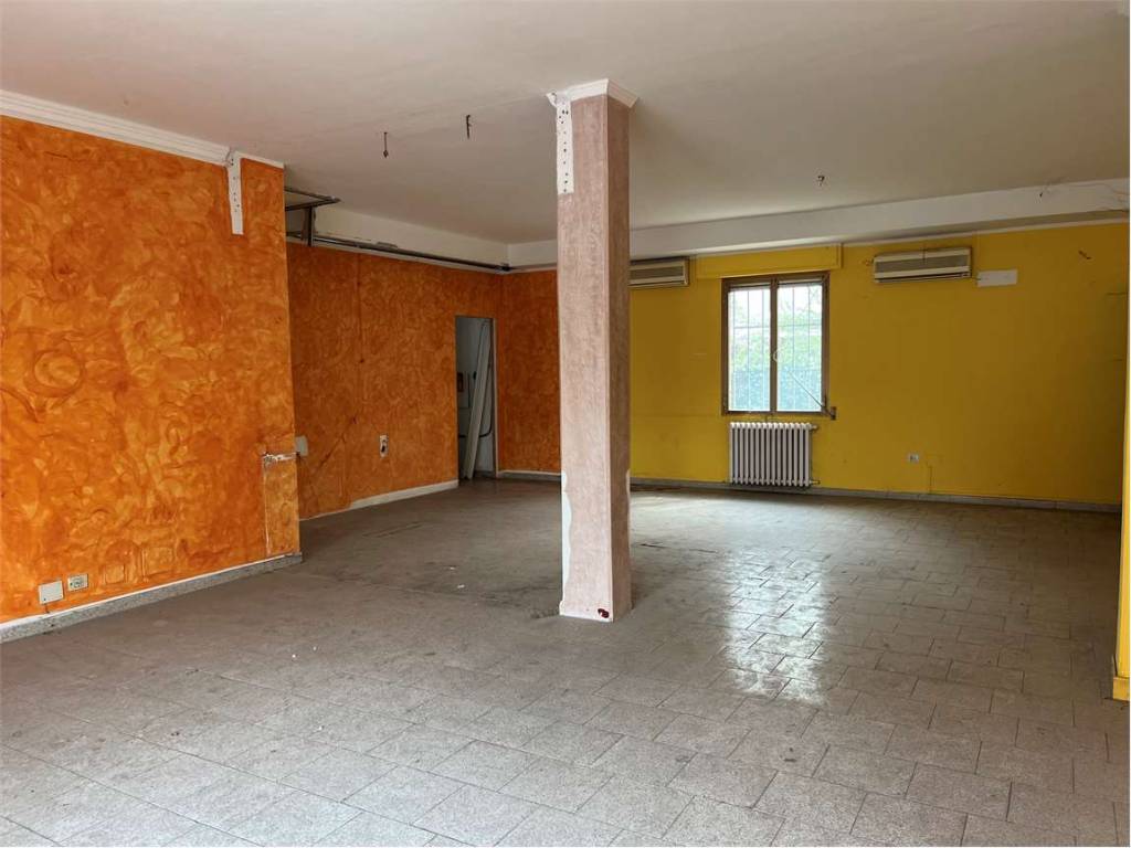 negozio in vendita a Carpi