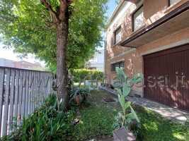 casa indipendente in vendita a Carpi in zona Quartirolo
