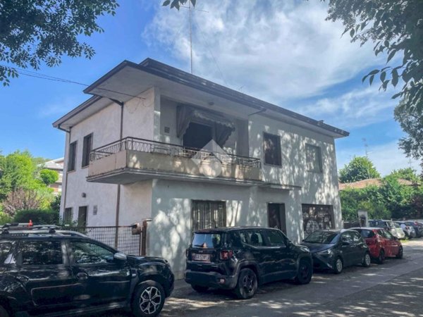 casa indipendente in vendita a Carpi in zona Centro Storico