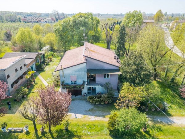 casa indipendente in vendita a Carpi in zona Budrione
