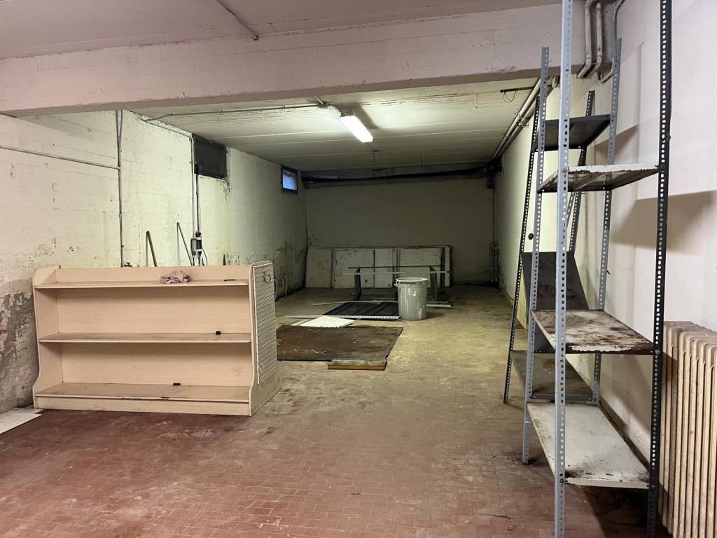 locale commerciale in vendita a Carpi