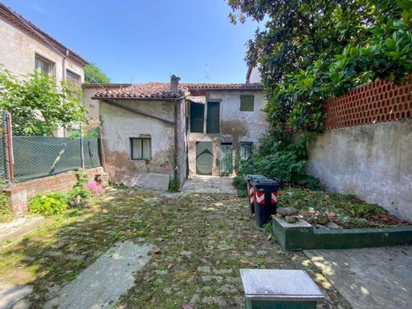 casa indipendente in vendita a Carpi in zona Centro Storico