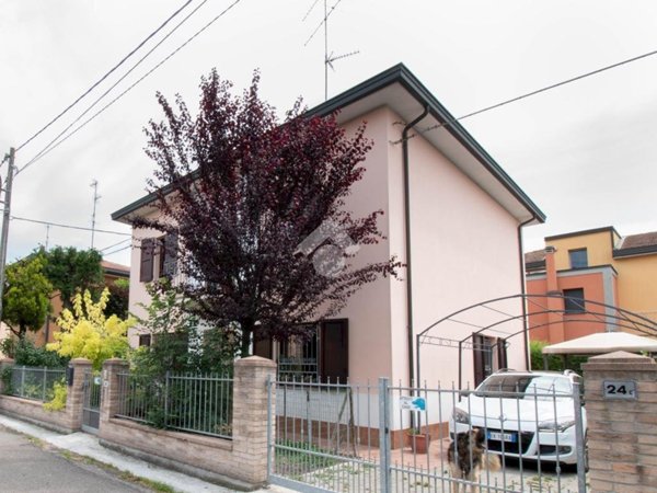 casa indipendente in vendita a Carpi
