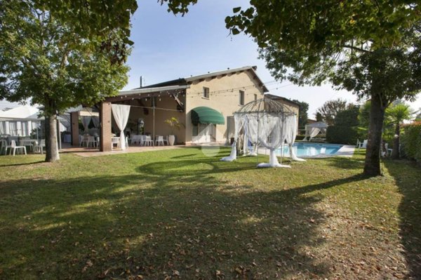negozio in vendita a Carpi in zona Cortile