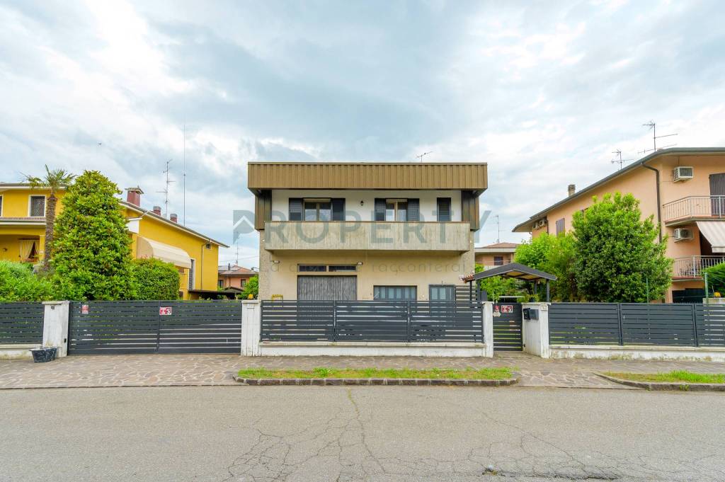 casa indipendente in vendita a Carpi in zona Fossoli