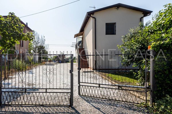 casa indipendente in vendita a Carpi in zona San Marino