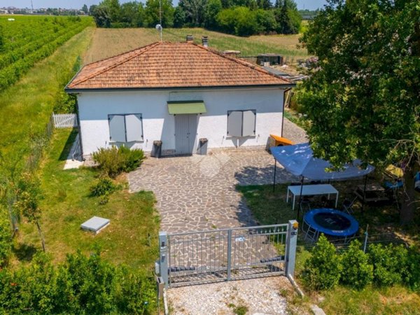 casa indipendente in vendita a Carpi in zona Quartirolo