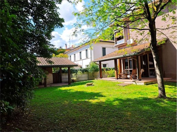 casa indipendente in vendita a Carpi in zona Centro Storico