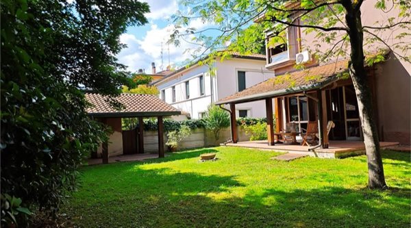 casa indipendente in vendita a Carpi in zona Centro Storico