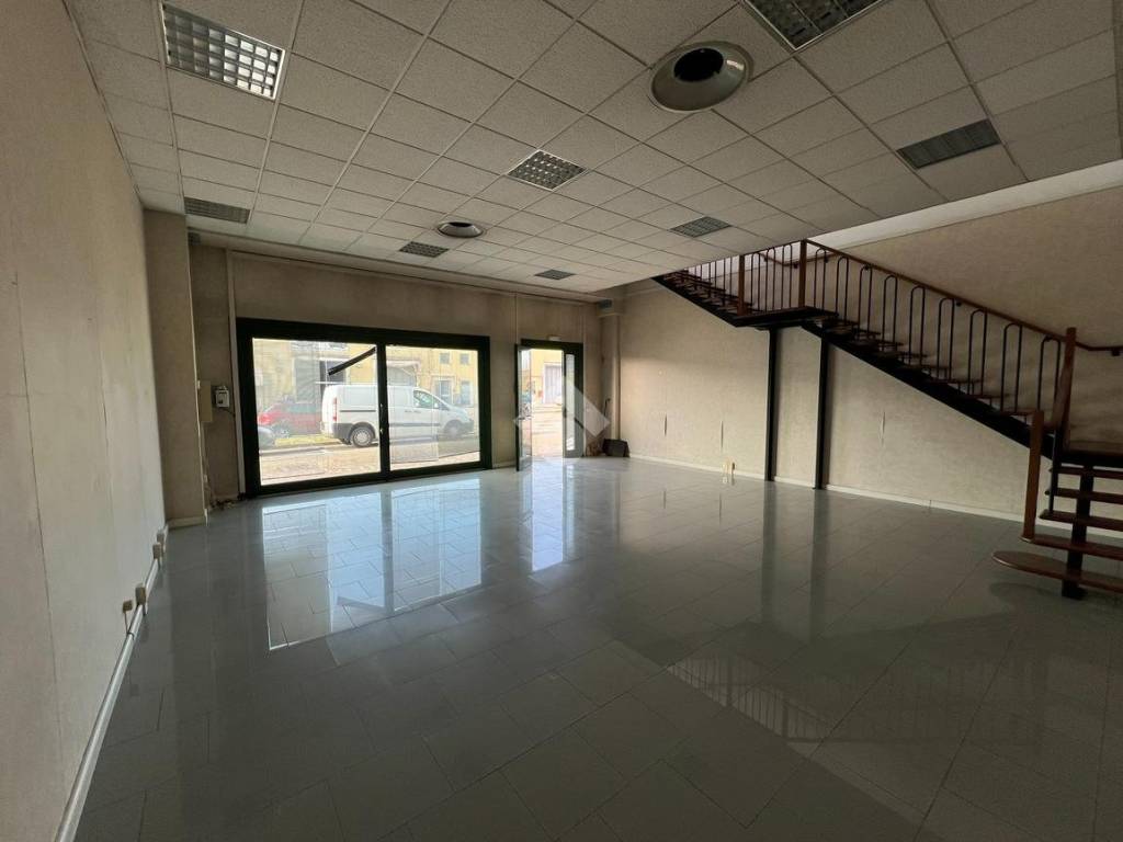 negozio in vendita a Carpi