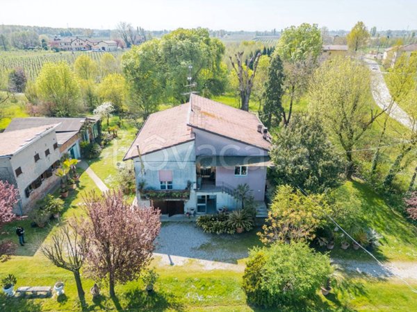 casa indipendente in vendita a Carpi in zona Budrione