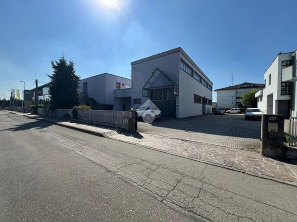 locale commerciale in vendita a Carpi in zona Quartirolo