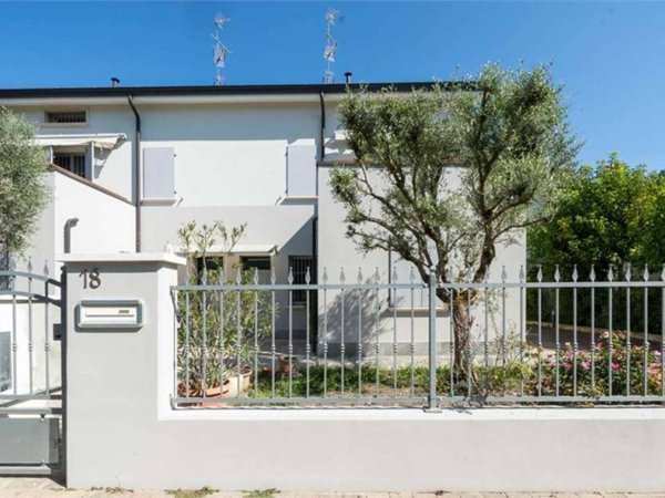 casa indipendente in vendita a Carpi in zona Quartirolo