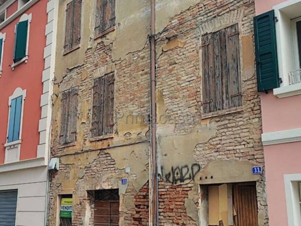 intera palazzina in vendita a Carpi in zona Centro Storico