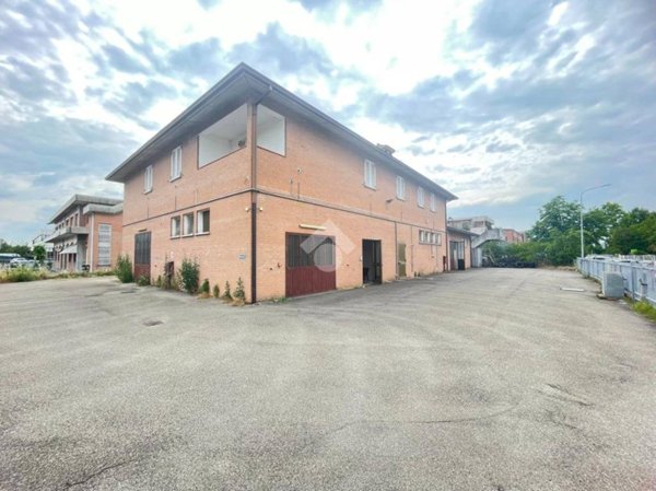 locale commerciale in vendita a Carpi