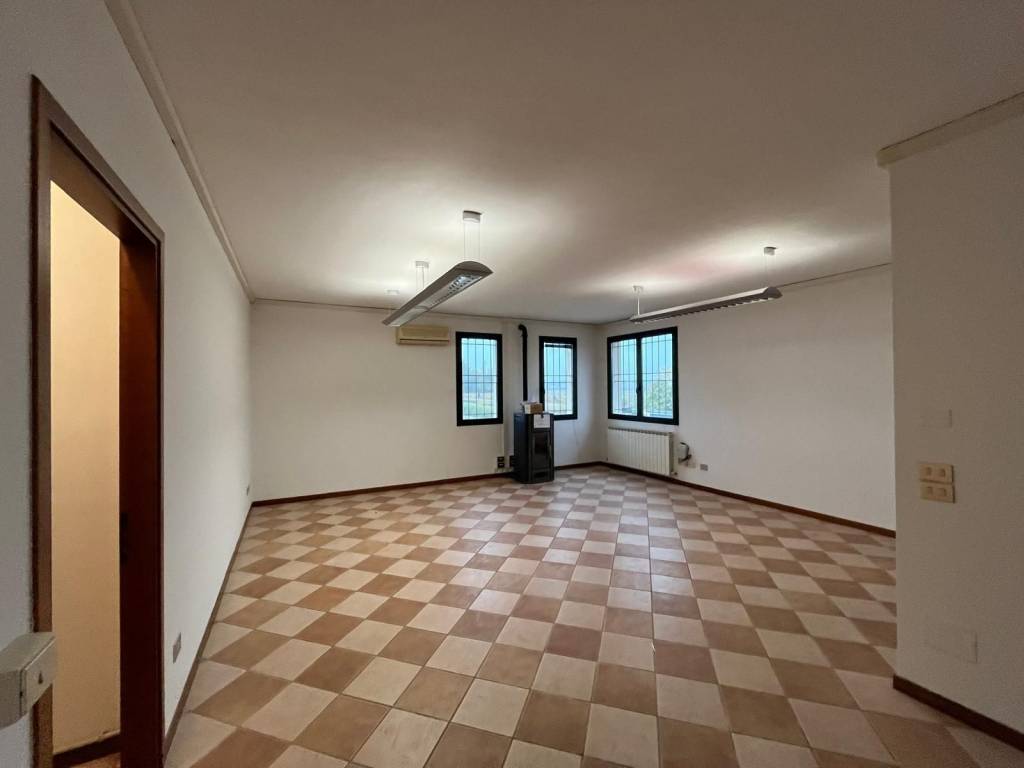 ufficio in vendita a Carpi in zona Gargallo