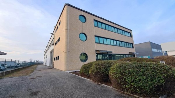 locale commerciale in vendita a Carpi