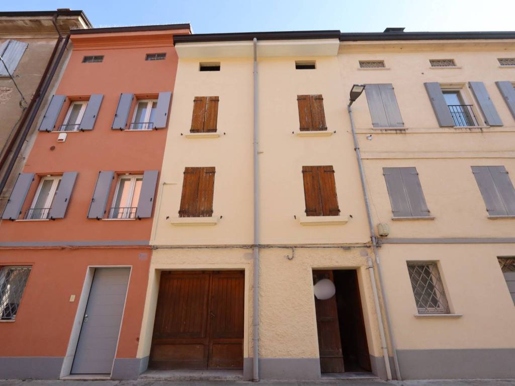 casa indipendente in vendita a Carpi in zona Centro Storico