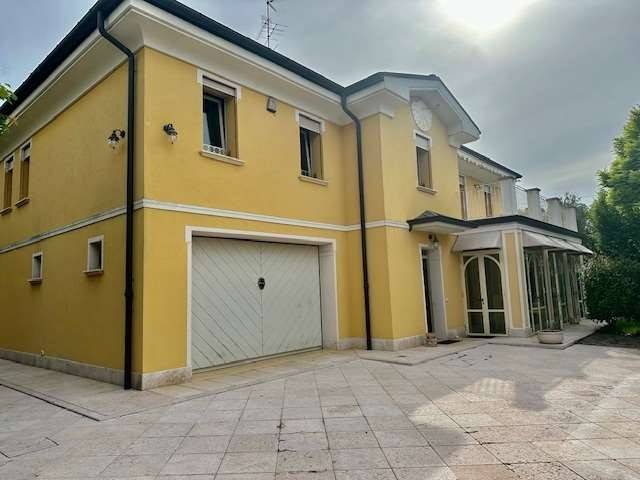 casa indipendente in vendita a Carpi